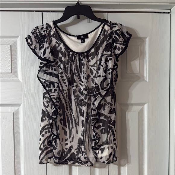Iz Byer Black and White Graphic Ruched Flutter Sleeve Blouse - Picture 1 of 4